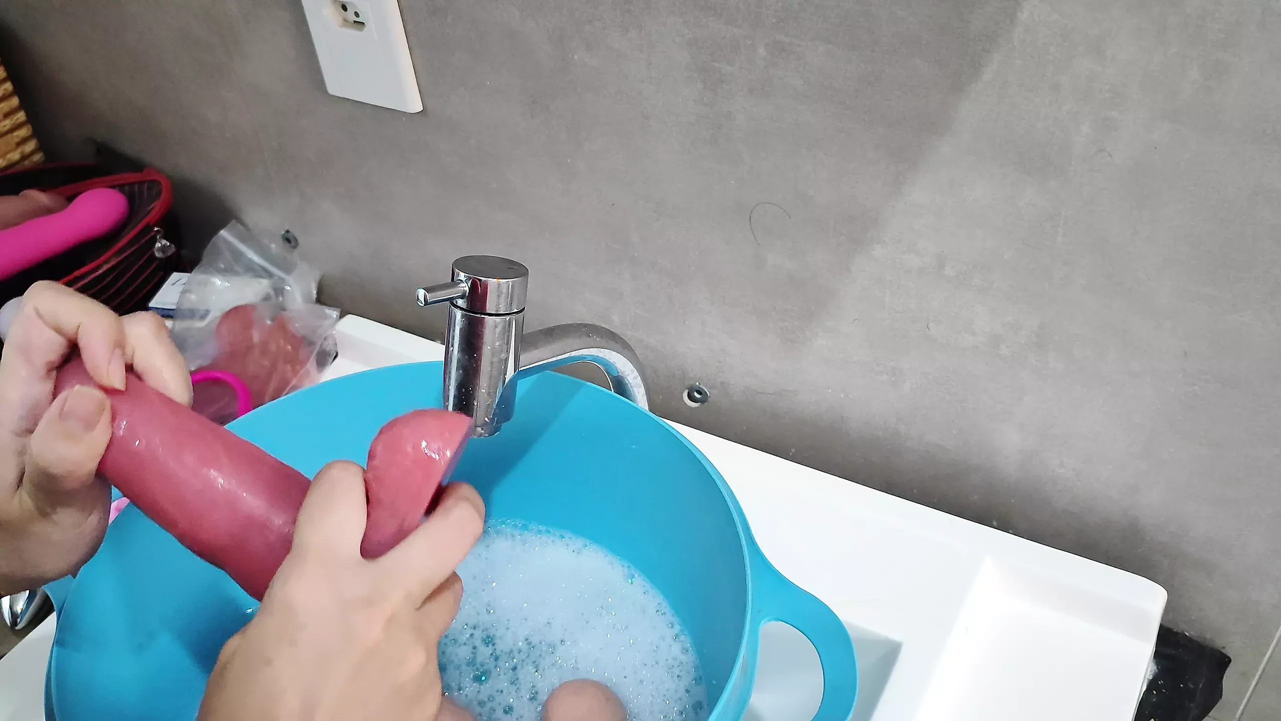 Camgirl mostrando o cotidiano, falando e limpando brinquedos