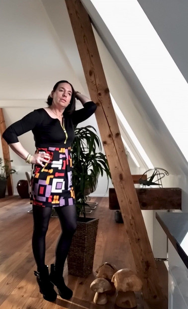 Nicki-Crossdress u prekrasnoj ljetnoj haljini