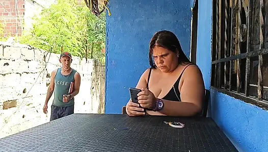 Неверная жена занимается страстным сексом с каменщиком, пока ее муж-куколд работает