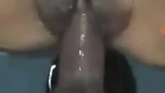 Sie squirtet so oft, dass sie ihren körper für die sensation be kichert, die sie von meinem schwanz hat