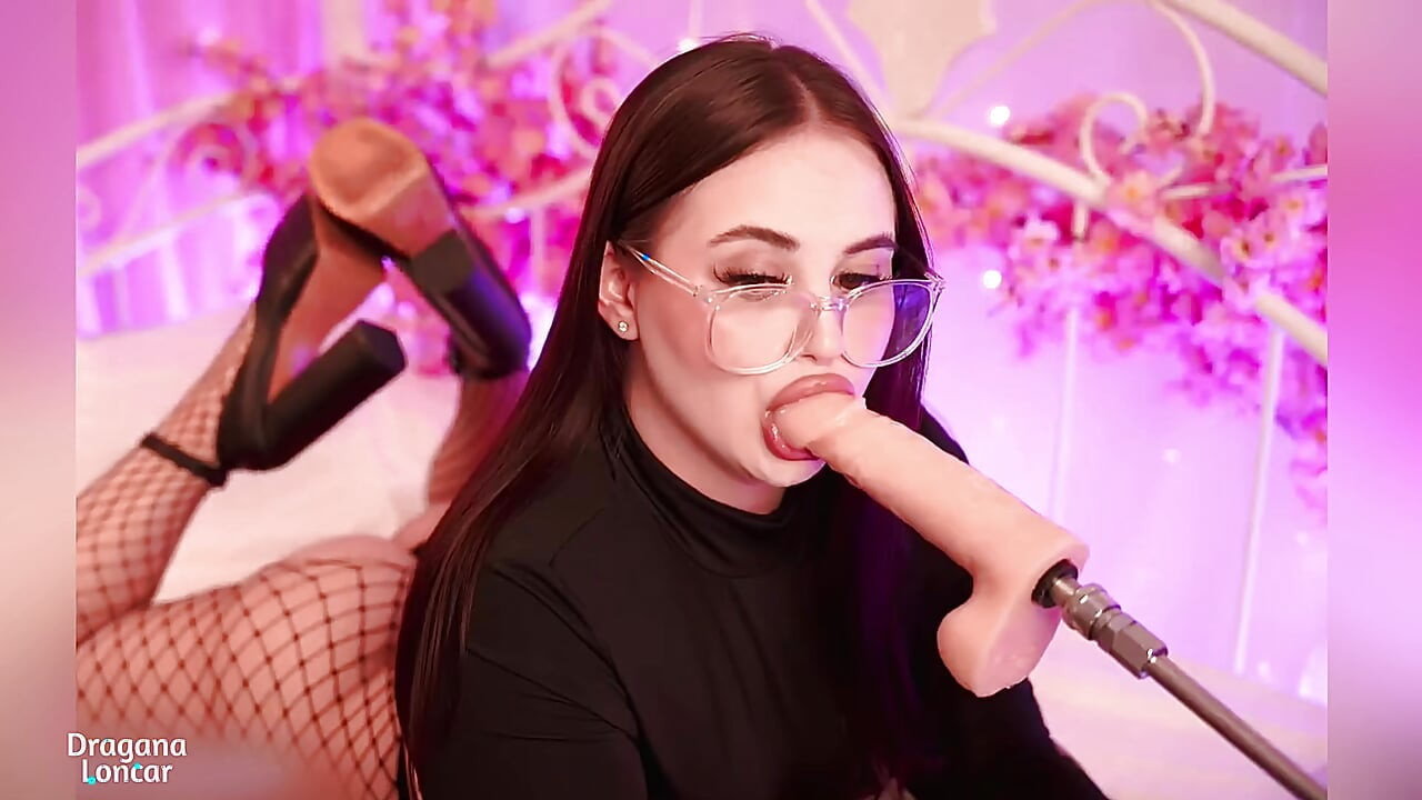 Fata studentă oferă o muie profundă uimitoare