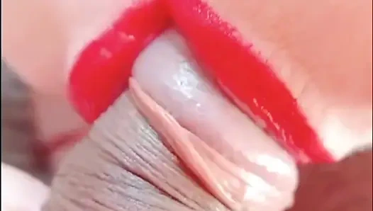 Sabrinahole nimmt in den mund und schluckt alles sperma