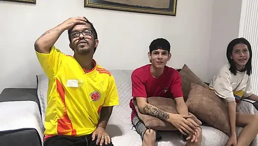 Sahabatku bersedih dengan kecemburuan saat aku meniduri istrinya yang terangsang dengan keras setelah kalah taruhan pada Kolombia - pertandingan Portugal