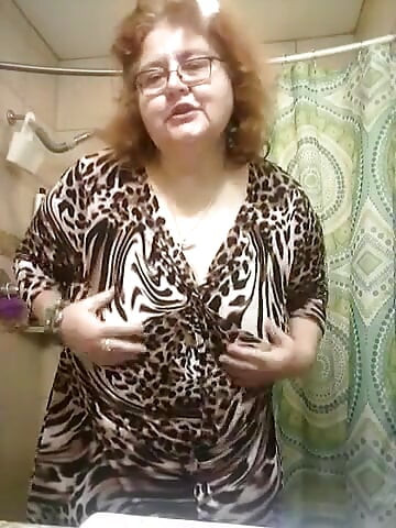 Une SSBBW se déshabille dans la salle de bain