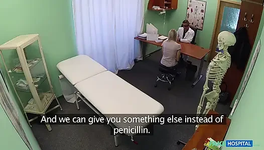 Fake hospital - tombul götlü tombul sarışın zevk için doktorun yaramaz teklifini alıyor