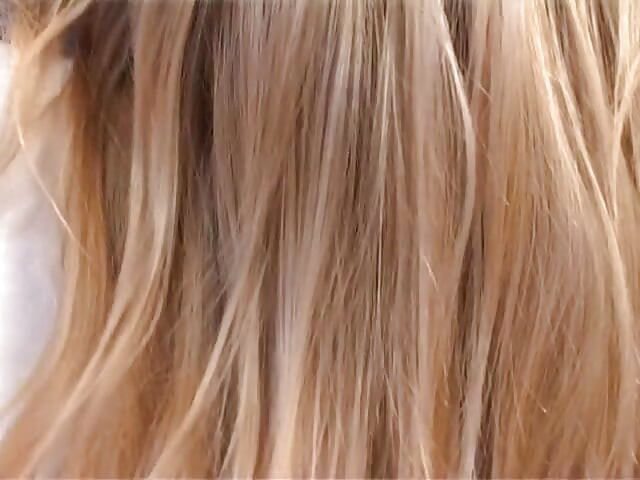 コスチュームを着た男性がスリーサムで別の男性にフェラチオされる