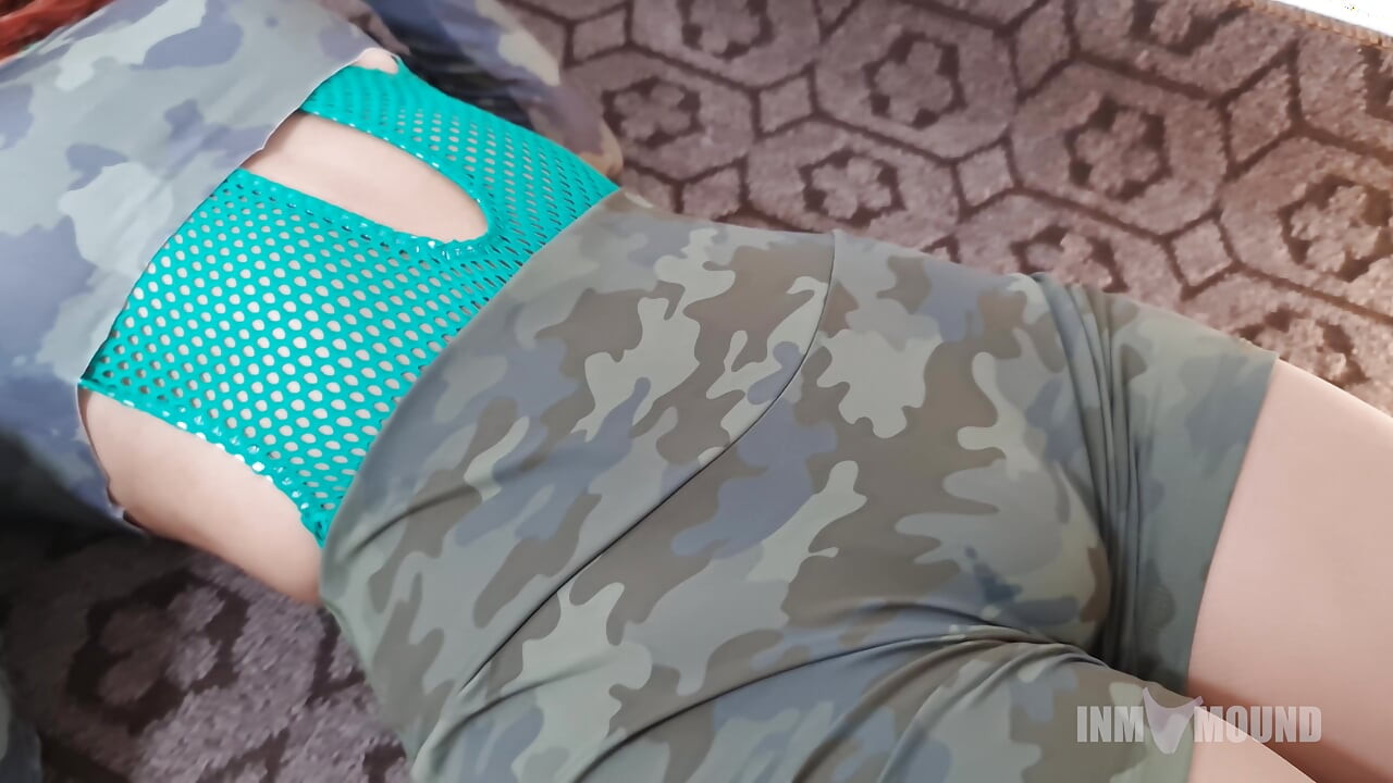 第1部分 - 军人女孩进行艰苦性感的锻炼。