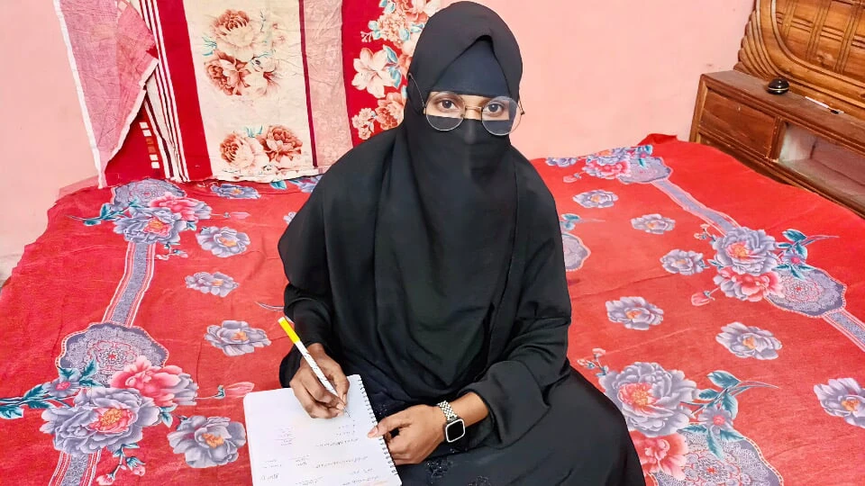 Pelajar gila berkongkek dengan gurunya apabila rumahnya kosong