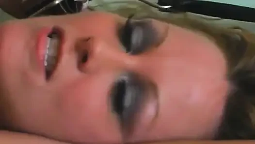Memek dan pantat tante seksi rambut pirang ini dientot habis-habisan sampai matanya merem melek