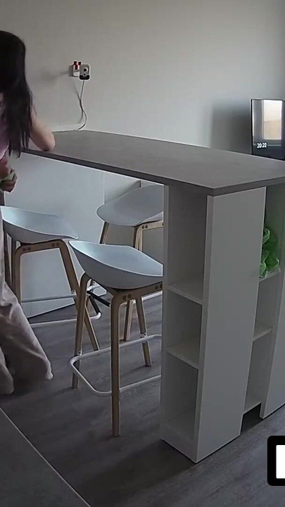 Ključni trenutak iz "LUUV. Alice zavodi Luciena na kućnoj kameri tijekom jutarnje rutine"