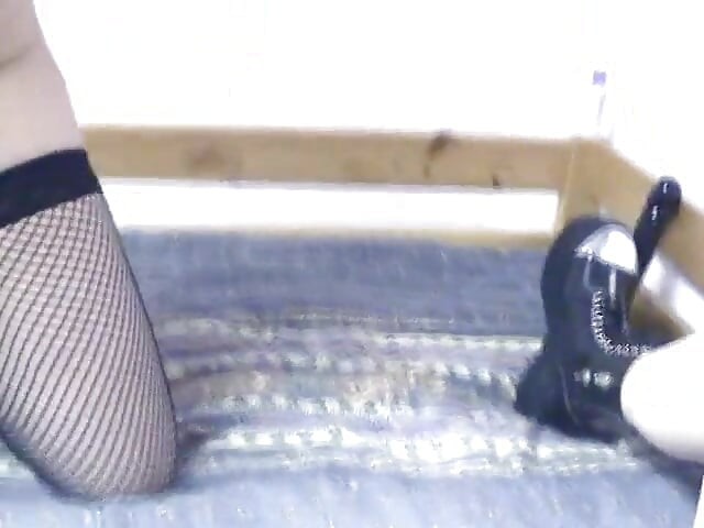 Geile klobige brünette benutzen vibratoren im bett
