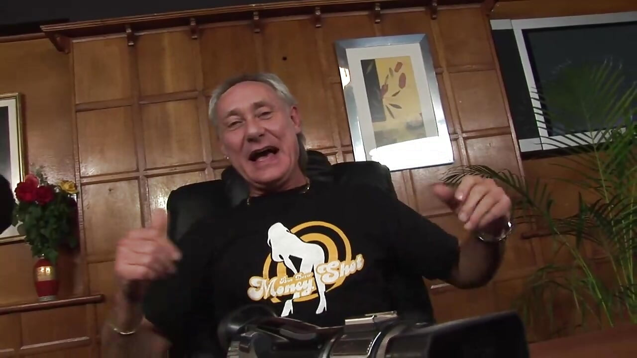 Lồn già và trẻ đụ con cu to bú bữa tiệc ba người