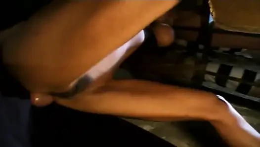Esmer orta yaşlı seksi kadının kostümlü hunk ile vahşi fetişi
