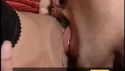Sarışın çingene kız domaltarak sikişirken yarak emmeyi seviyor