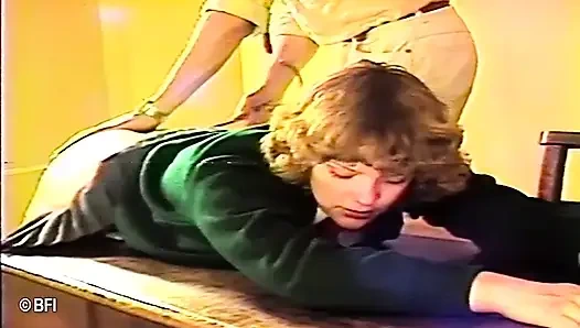 Бедной юной красотке шлепают задницу в классе