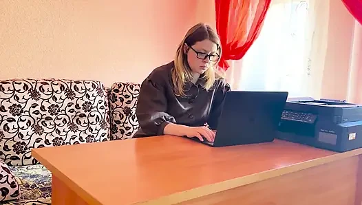 Motivasi kantor: gosok kaki melalui celana & dudukin muka
