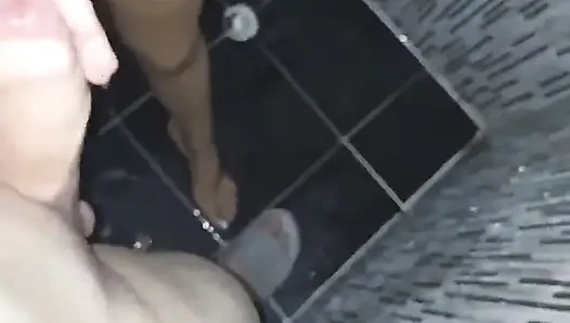 Büyük memeli esmer genç kız New York'lu bu genç bakireyle ilk kez sikişiyor