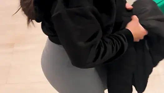 Она хотела сделать мне минет в ванной торгового центра