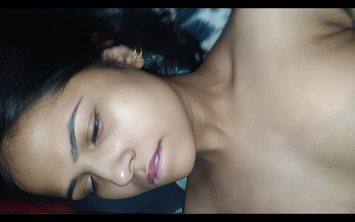 Latika seksi noge i stopala uzimaju kurac