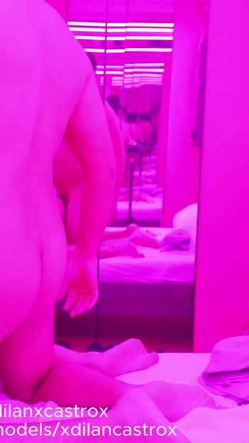 PREKRASNA TWINK JEBE SE BEZ KONDOMA OD ZBUNJENE HETERO OSOBE U MOTELU S PUNJENJEM PIČKE | Isječak 1