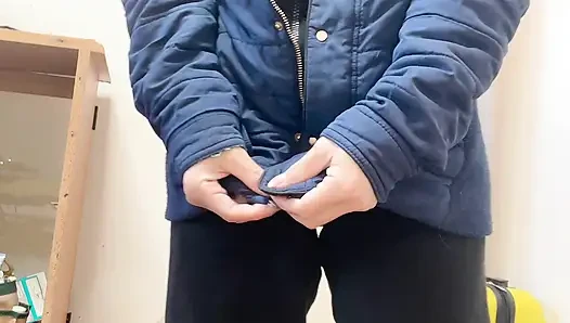 Cewek mungil asia ini lagi asik kencing di memek bebluknya sampai kencing