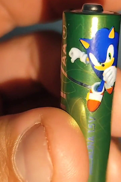 アルカリ電池をコックに完全挿入