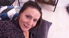 Seksowna dojrzała mamuśka w domowym seksie wideo
