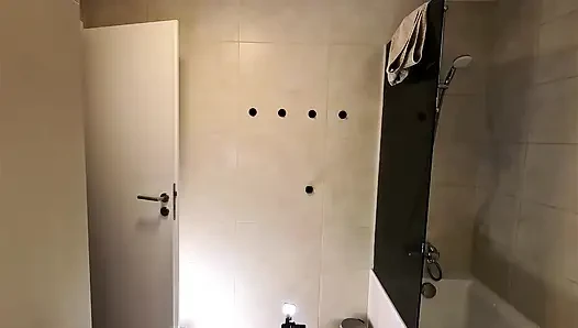 Istri seksi dengan tubuh aduhai lagi pamer toket besarnya di balik rok mini kulit di kamar mandi