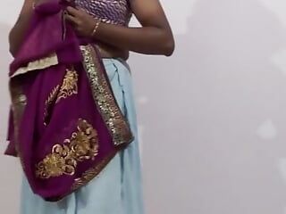 Gunjan sari giyiyor