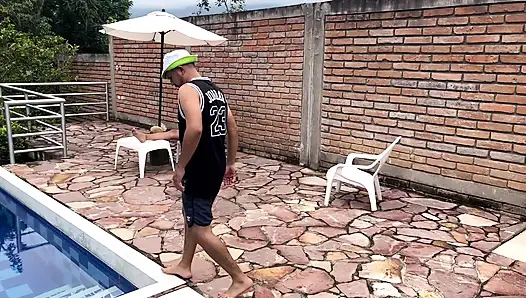 Ich verführe den Poolbesitzer und wir ficken am Ende, während mein Mann nicht zu Hause ist