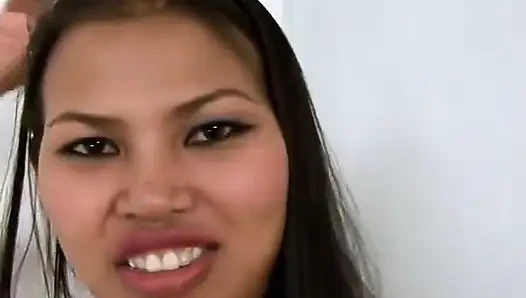 Sai-tai Bay Mutlu'nun sert yarağını emiyor ve mastürbasyon yapıyor