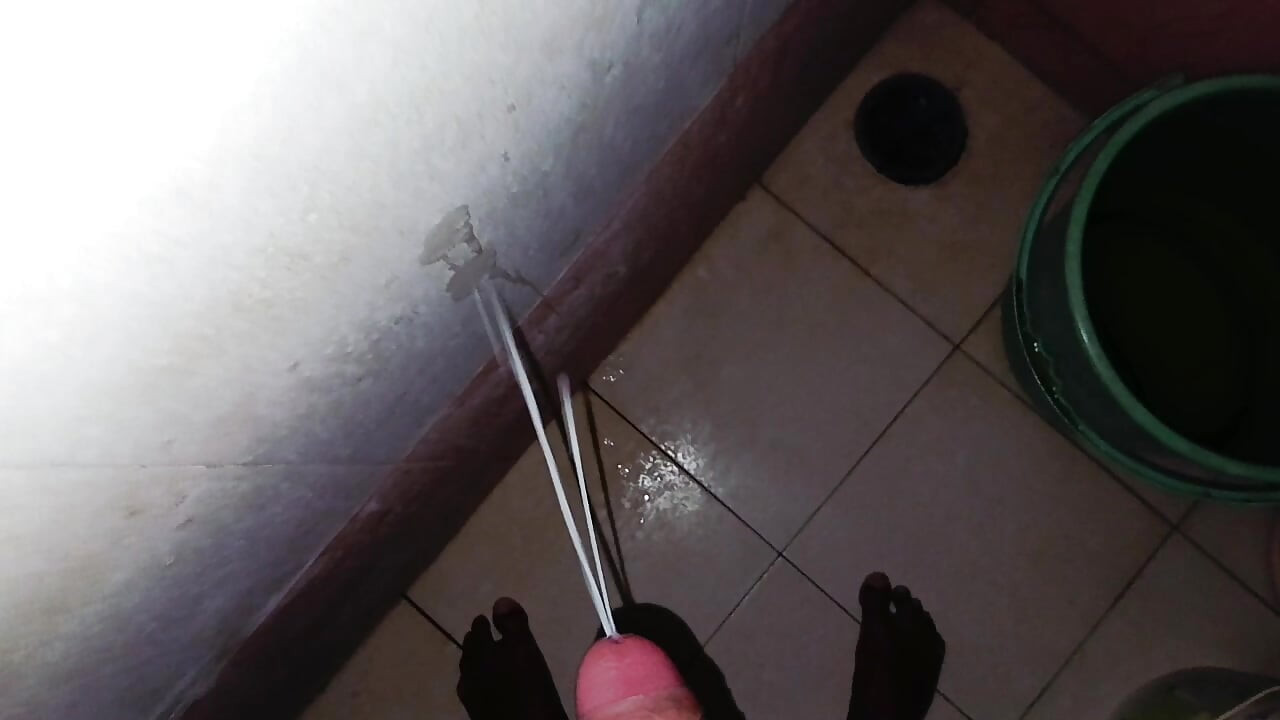 Live solo mastrubation in bathroom