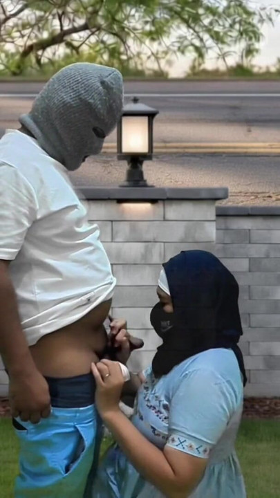 Istri muslim berhijab yang tukang selingkuh pamer memek di depan umum dan nyepong kontol orang asing demi uang viral di jakarta | Clip 2