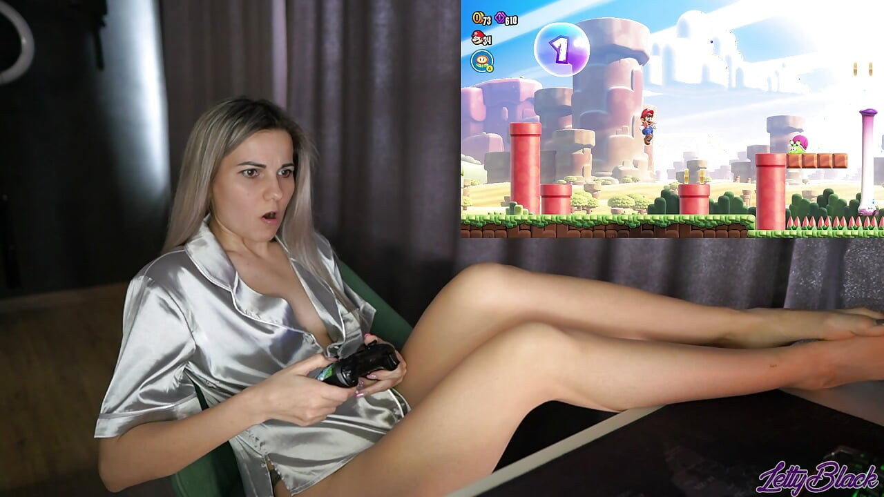 Gamer Girl Gets Sweet Orgasm During The Stream