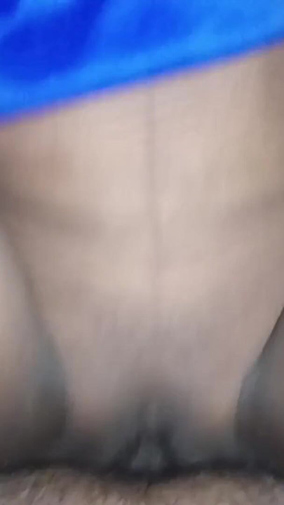 JEBANA INDIJSKA DESI DEVOJKA U PLAVOM ODELU PUŠI PIČKU I JEBE PIČKU | Klip 1