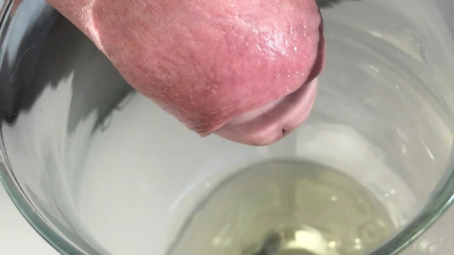 peeing in glas 4K