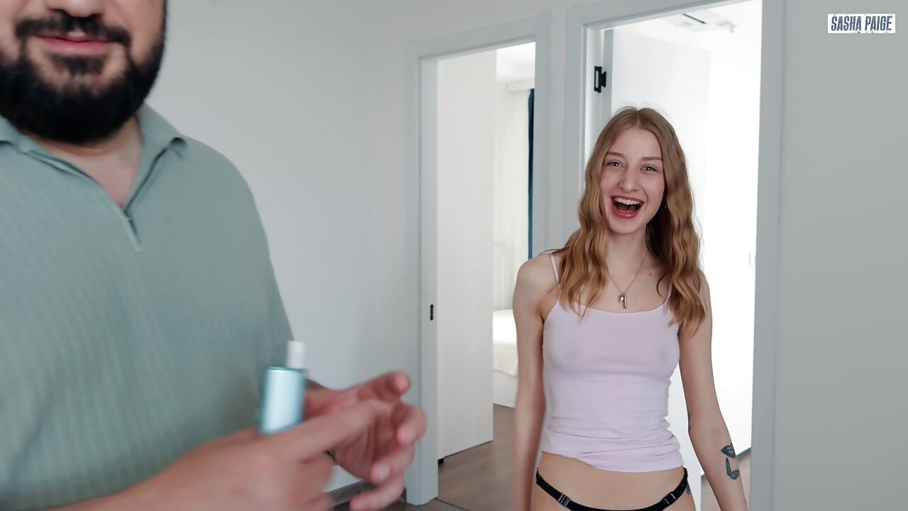Curve murdare și mici la filmările porno! Sasha Paige, Milka Way și Sam Garro - futând pentru trei! În culise!