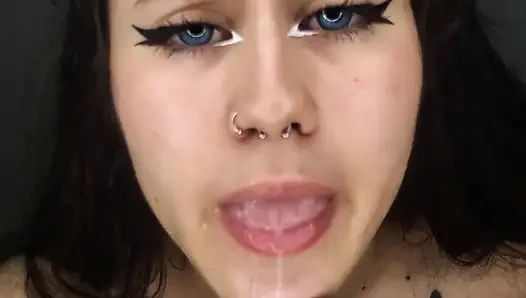 Die schöne 18-jährige liebt es, das ganze sperma vom schwanz zu bekommen