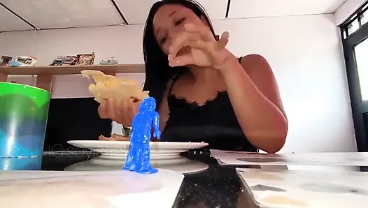 Giantess, pria mungil sarapan pagi ini
