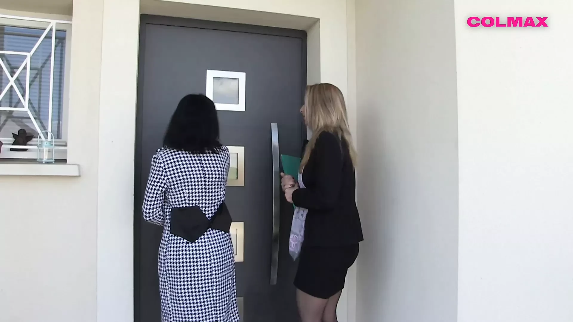 Diversão Sapphic entre colegas para Louise e Mya