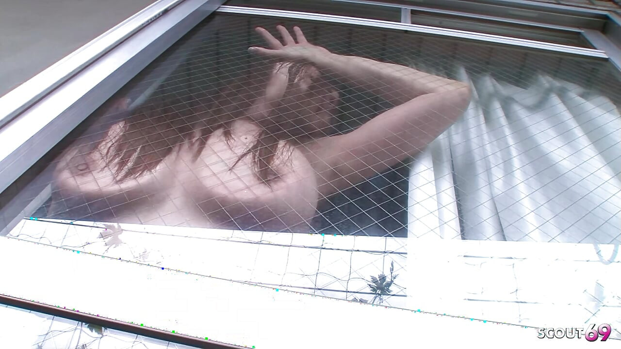 Japonská zralá manželka šuká ošklivého pracovníka, když je její manžel v práci v necenzurované JAV Roleplay