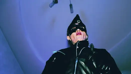 Sahibe eva lateks tam deri fetiş çizmeler domina üniforma bdsm sapık ateşli orta yaşlı seksi kadın