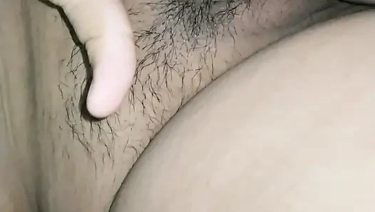 Gadis imut lagi asik fingering memek merah muda di sofa