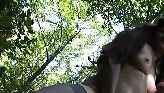 Schmutzige brünette fingert ihre muschi in einem park