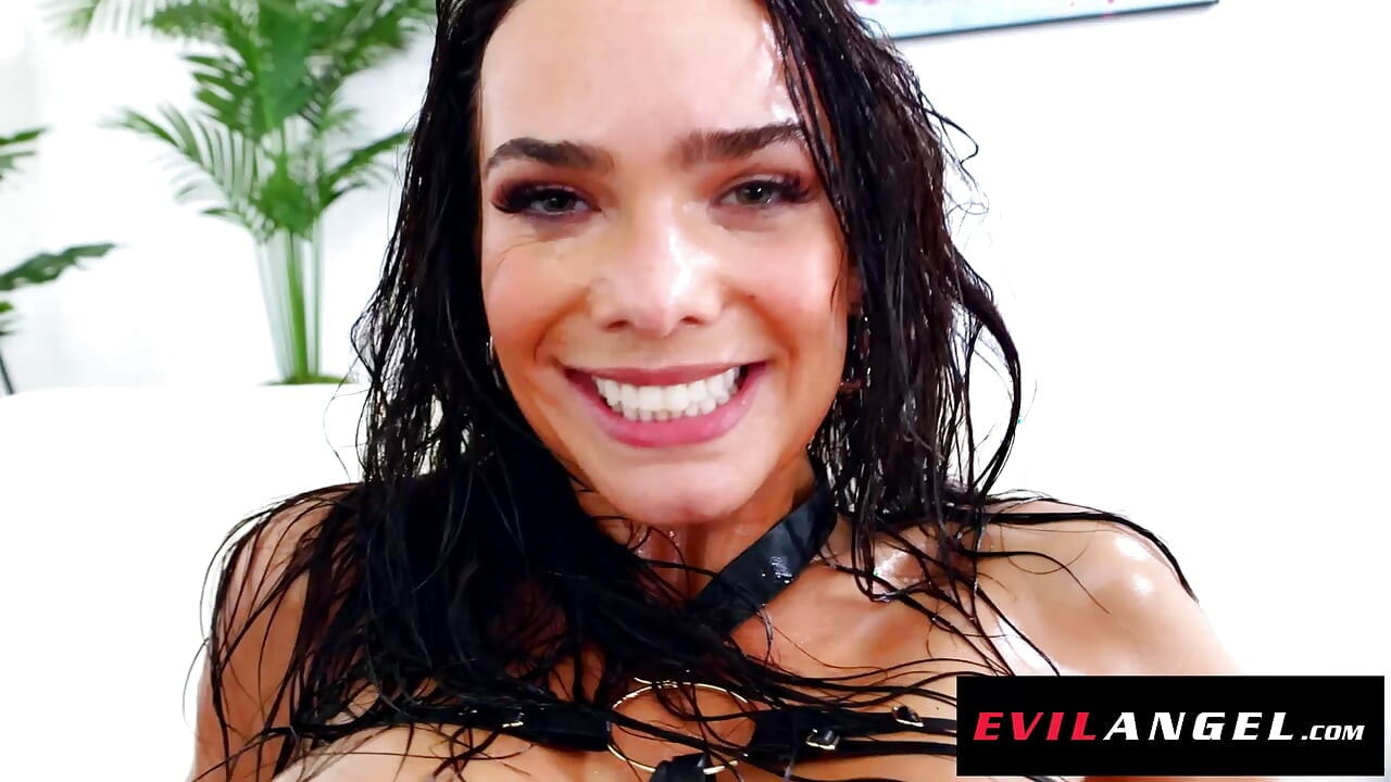 EVIL ANGEL - SCARLETT ALEXIS แช่น้ํามันโดนเย็ดตูดอย่างแรงในชุดลาเท็กซ์