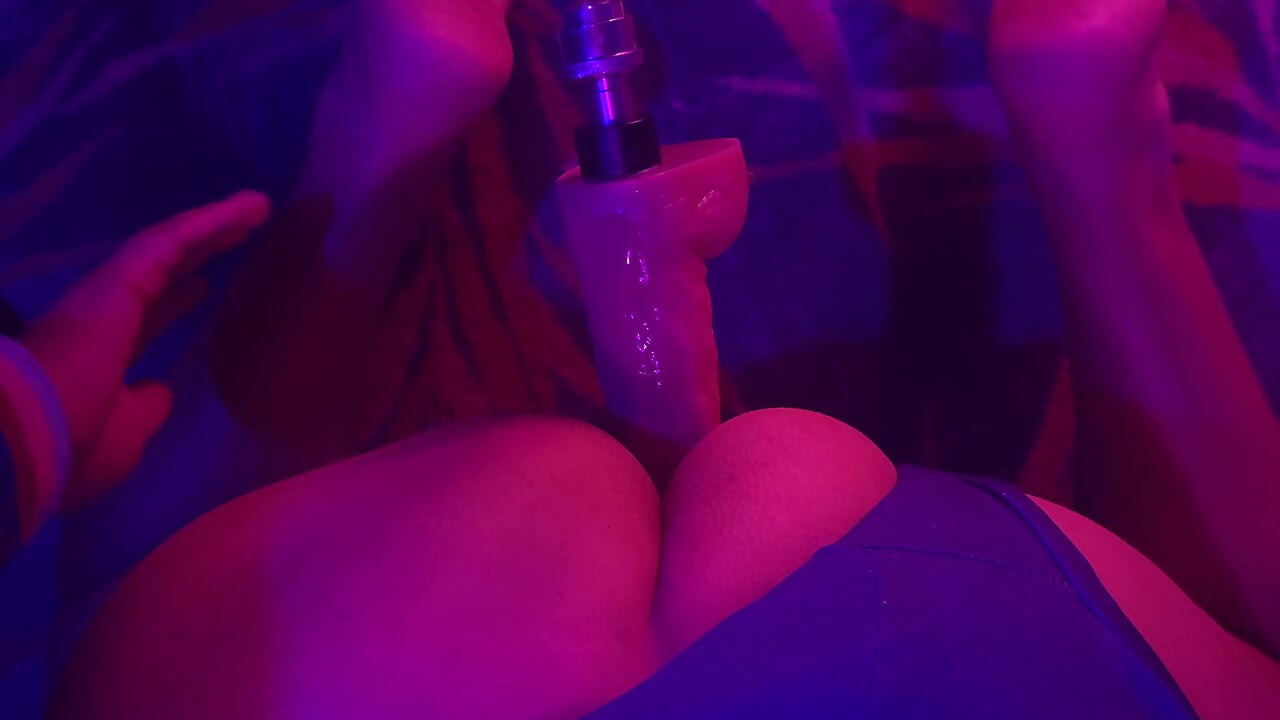 बड़ी गांड वाली रंडी की चुदाई मशीन द्वारा चुदाई