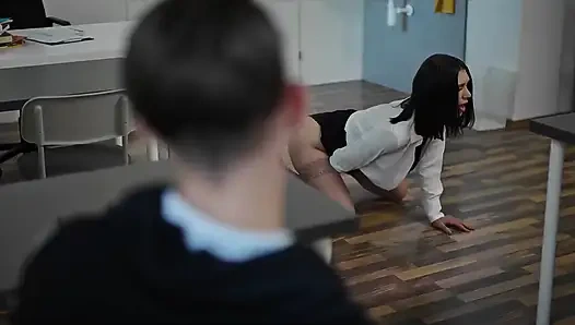 Шлюховатая учительница заморозила трахнутая - Jadilica получила кримпай от испорченной студентки время остановки секса