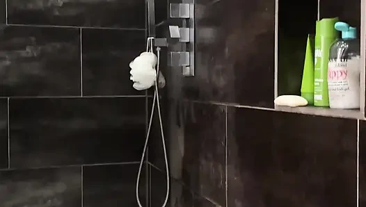 Блондинка с натуральной грудью принимает душ