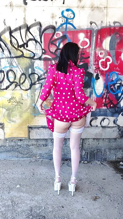 Sklavin lutscht paw und lutscht tief