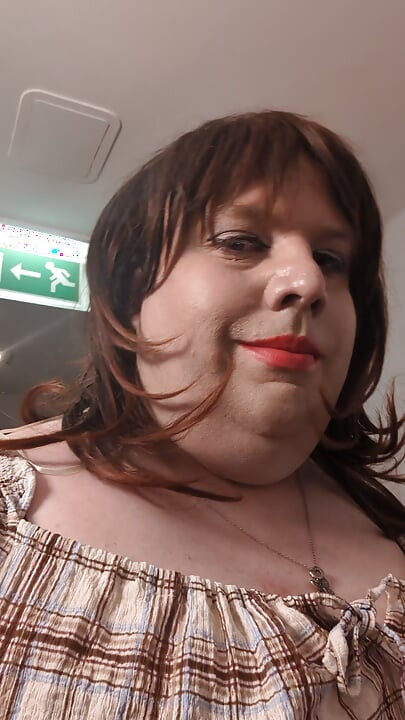 Kelli prinsă îmbrăcată în lift